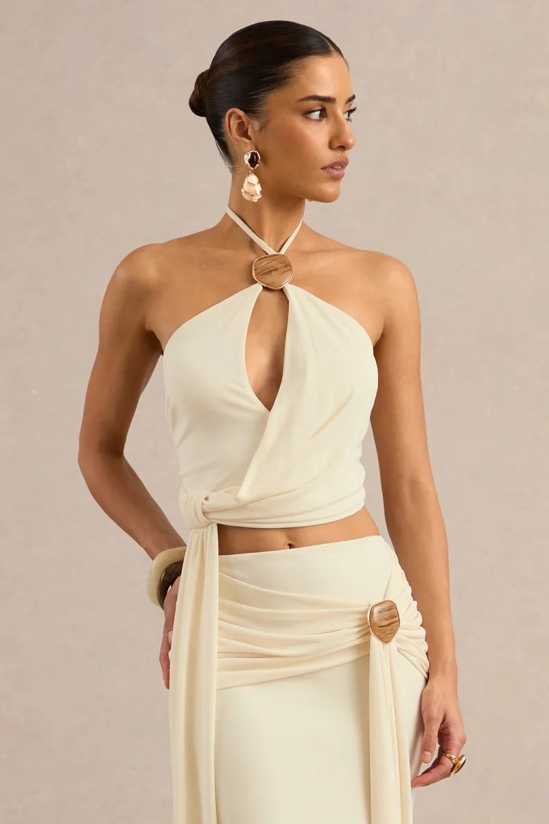 Liviana | Top color crema con escote halter, detalle fruncido y detalle dorado - Imagen 5