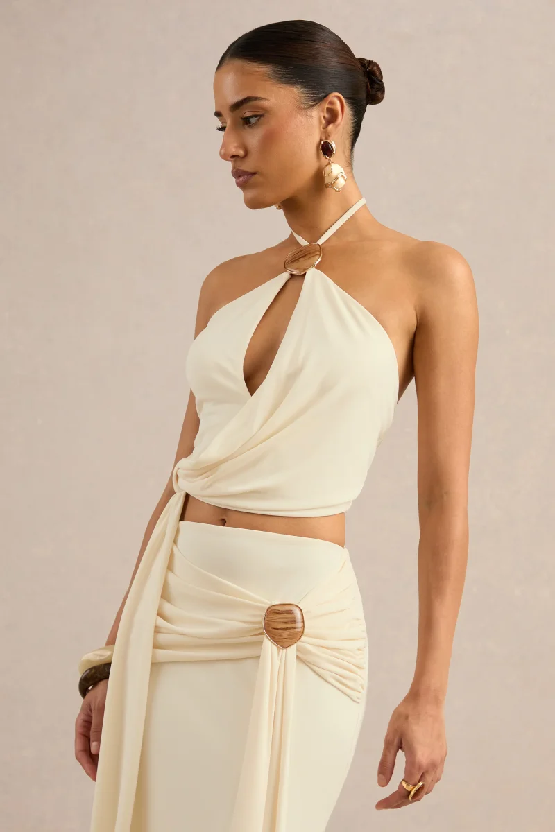 Liviana | Top color crema con escote halter, detalle fruncido y detalle dorado - Imagen 7