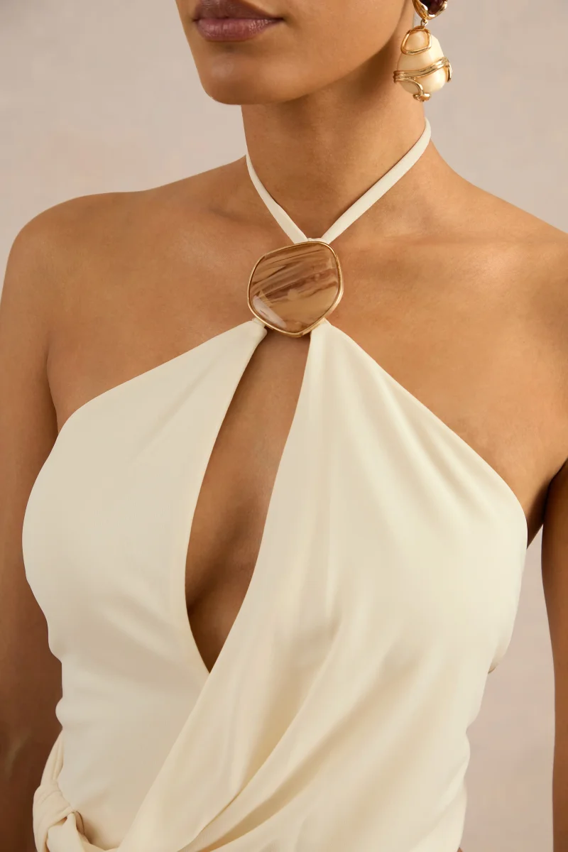 Liviana | Top color crema con escote halter, detalle fruncido y detalle dorado - Imagen 6