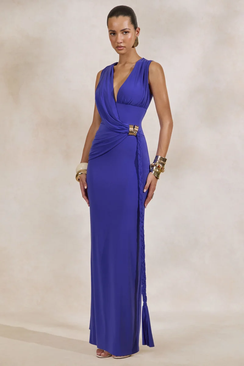 Nalina | Vestido largo azul con escote pronunciado, detalle fruncido y detalle dorado - Imagen 5