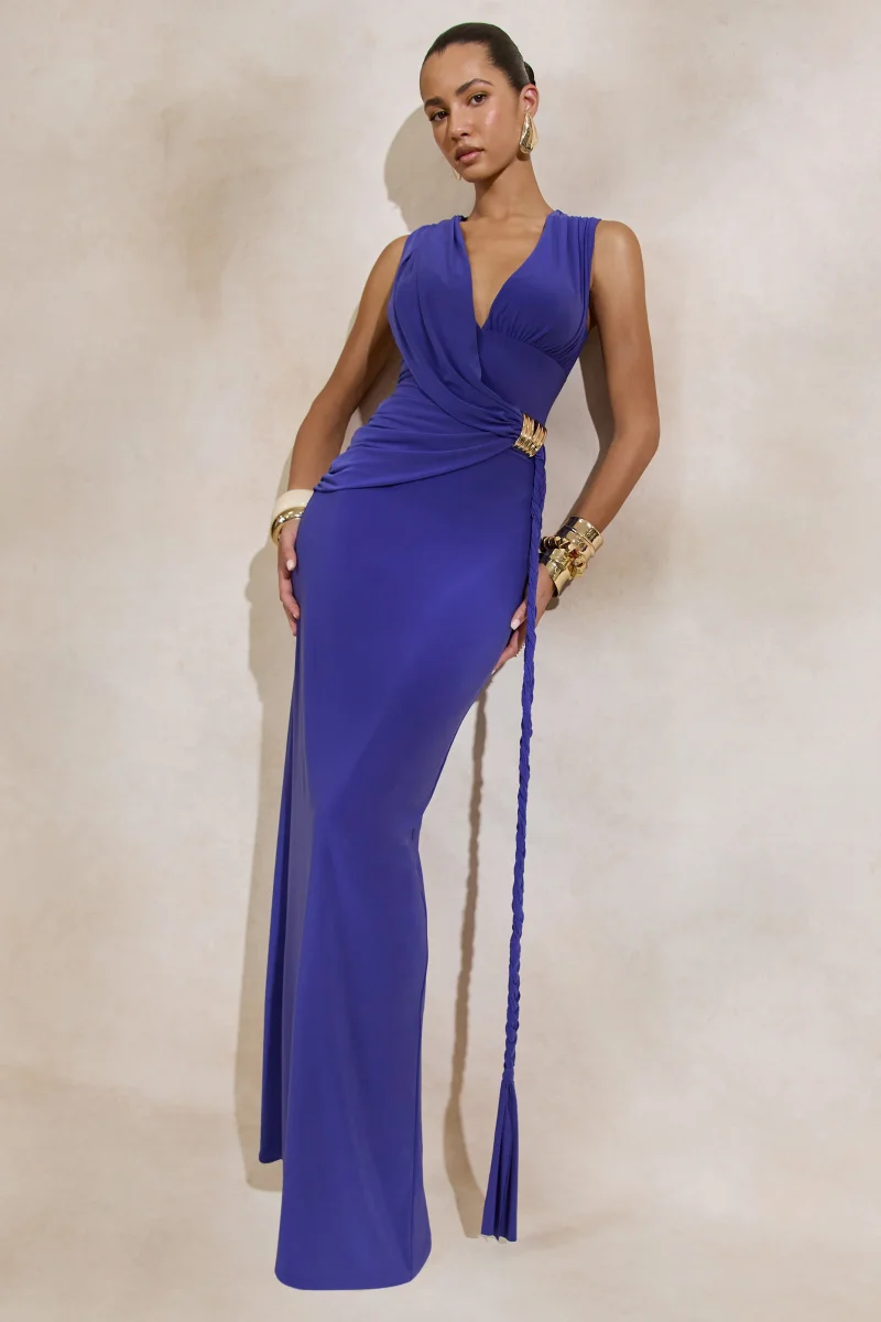 Nalina | Vestido largo azul con escote pronunciado, detalle fruncido y detalle dorado - Imagen 6