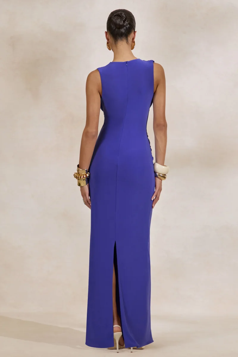 Nalina | Vestido largo azul con escote pronunciado, detalle fruncido y detalle dorado - Imagen 3