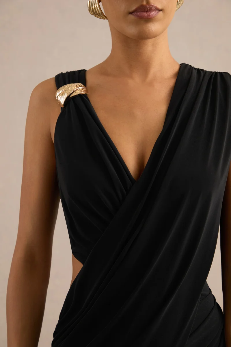 Tahlia | Vestido Largo Negro De Escote Pico Con Drapeado Y Detalle Dorado - Imagen 7