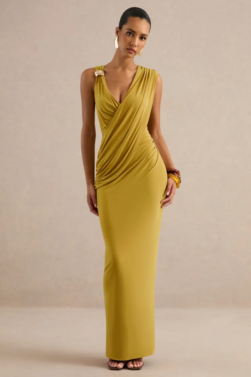 Tahlia | Vestido Largo Mostaza De Escote Pico Con Drapeado Y Detalle Dorado - Imagen 6