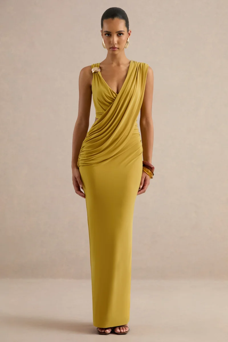 Tahlia | Vestido Largo Mostaza De Escote Pico Con Drapeado Y Detalle Dorado