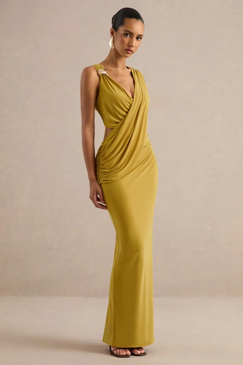 Tahlia | Vestido Largo Mostaza De Escote Pico Con Drapeado Y Detalle Dorado - Imagen 4