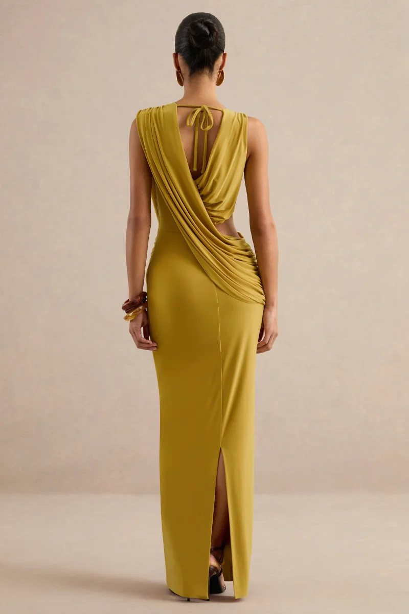 Tahlia | Vestido Largo Mostaza De Escote Pico Con Drapeado Y Detalle Dorado - Imagen 3