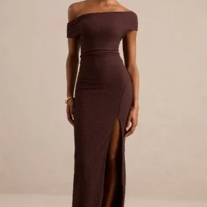 Aroa | Vestido maxi en marrón oscuro con escote bardot y abertura frontal alta