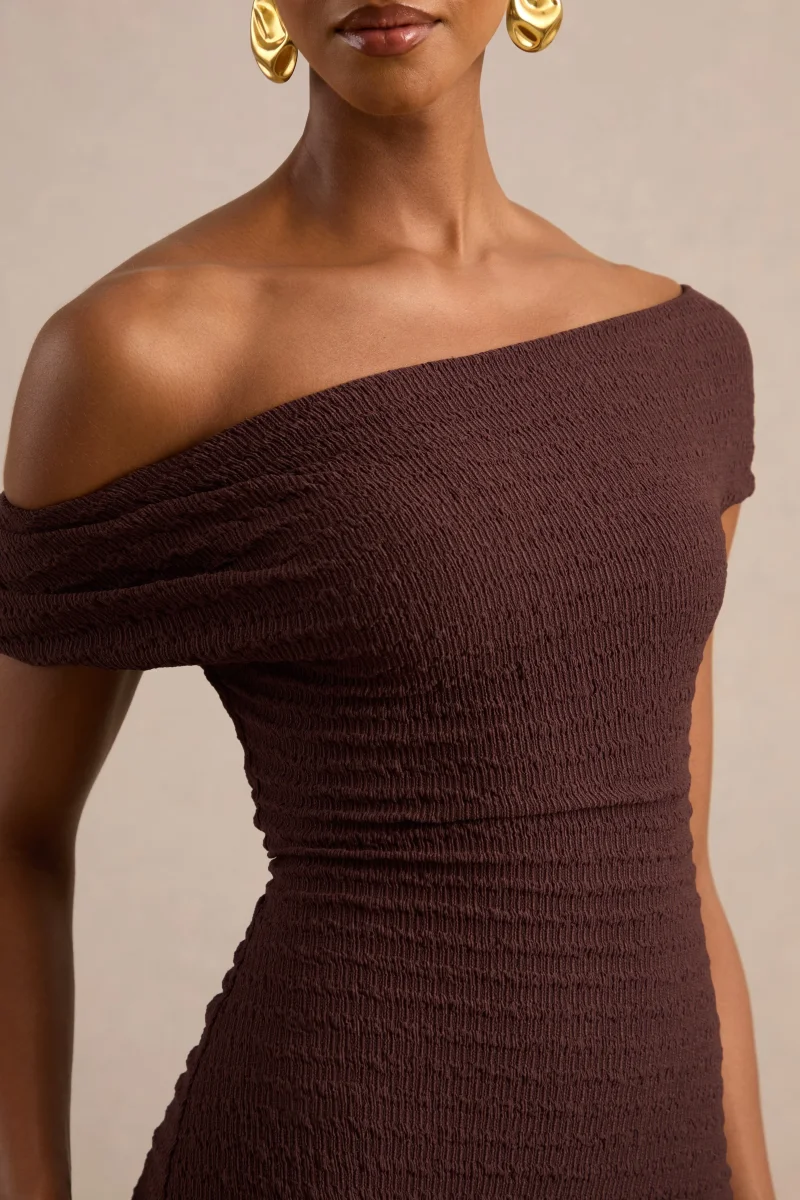 Aroa | Vestido maxi en marrón oscuro con escote bardot y abertura frontal alta - Imagen 4