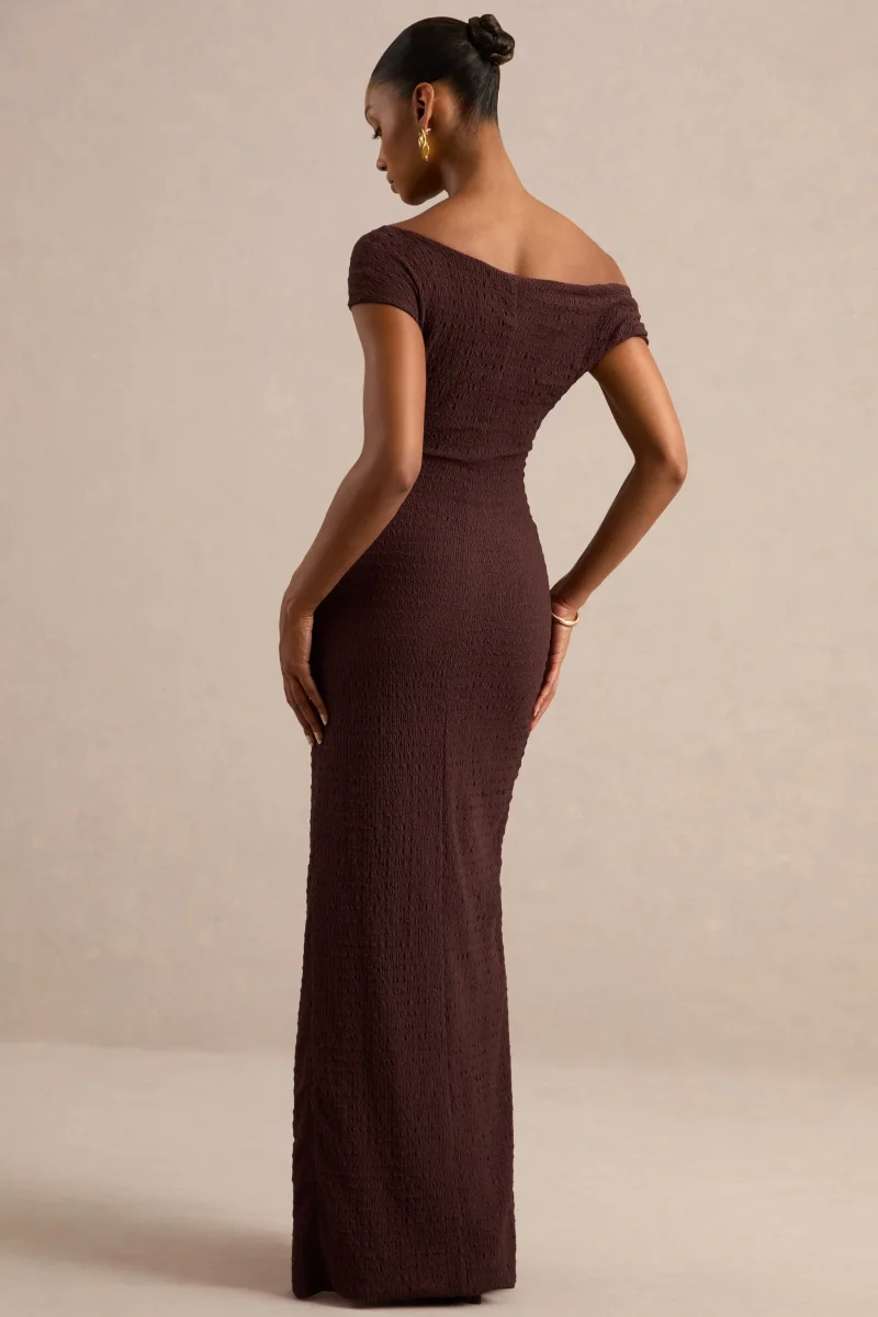Aroa | Vestido maxi en marrón oscuro con escote bardot y abertura frontal alta - Imagen 3