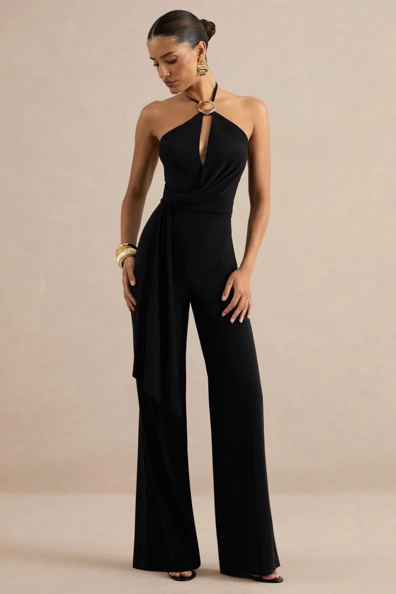 Avani | | Mono negro con escote halter, detalle fruncido y detalle dorado - Imagen 6