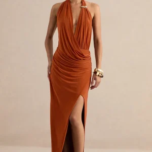 Azari | Vestido largo cruzado color óxido con escote halter y detalle dorado