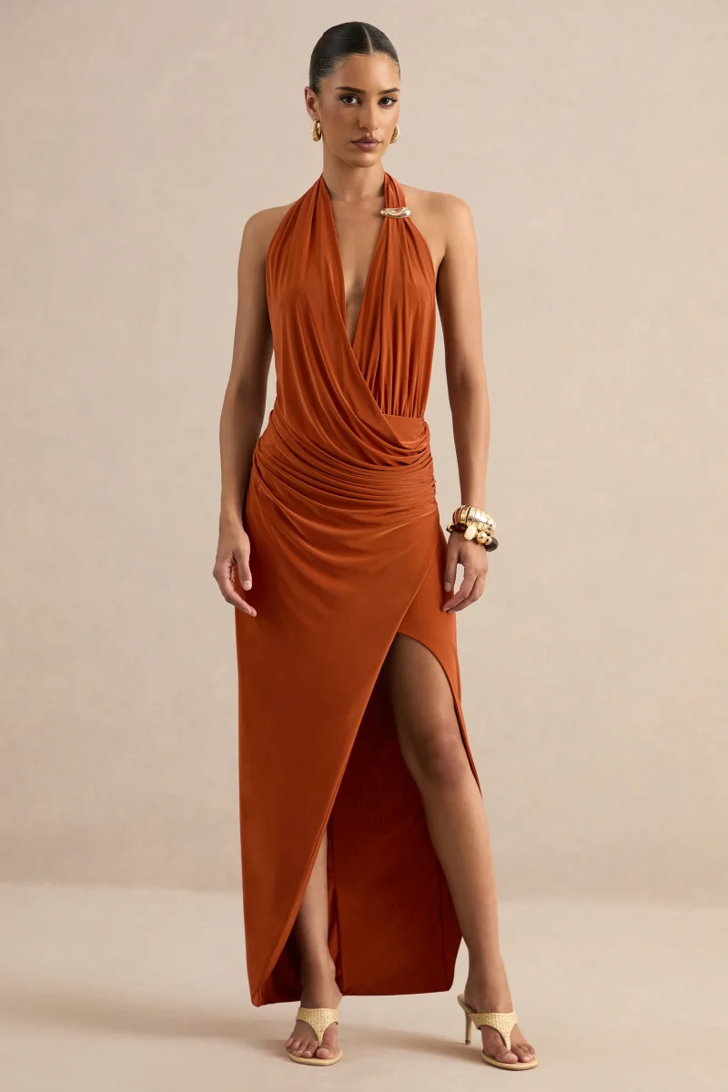 Azari | Vestido largo cruzado color óxido con escote halter y detalle dorado - Imagen 5