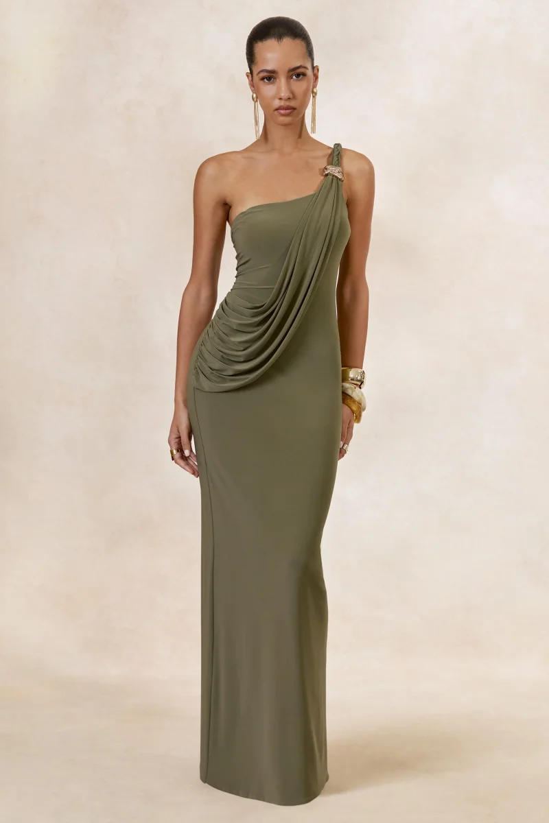 Clarin | Vestido largo color oliva con escote asimétrico, detalle fruncido y detalle dorado