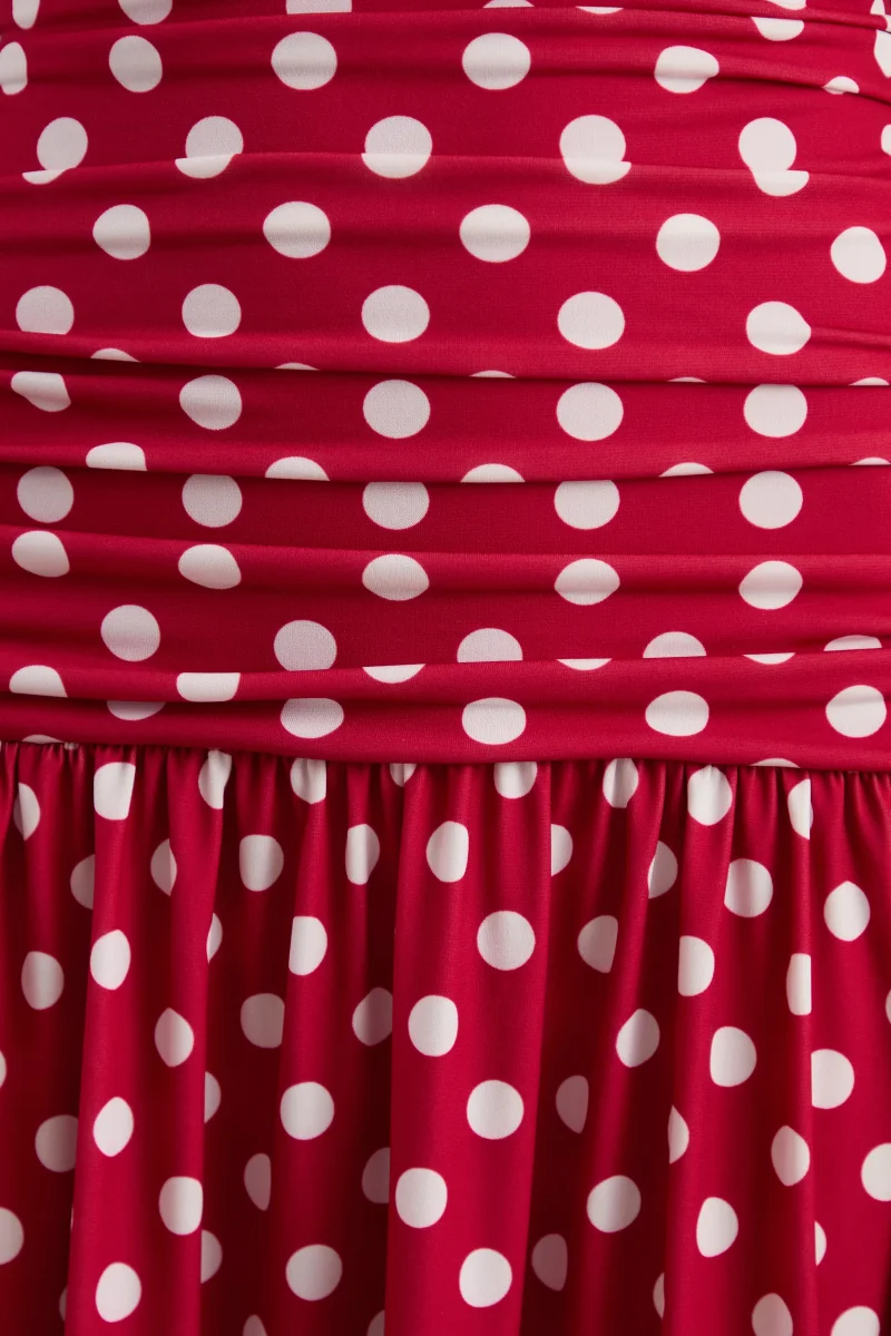 Kelis | Vestido largo rojo de lunares con cuello alto y detalle drapeado - Imagen 7