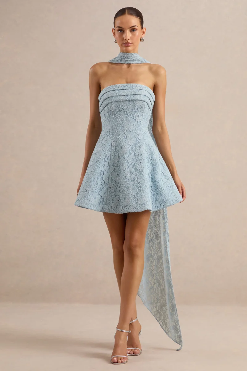 Elvara | Vestido Mini Azul Claro De Encaje Con Escote Bandeau Y Detalle De Pañuelo