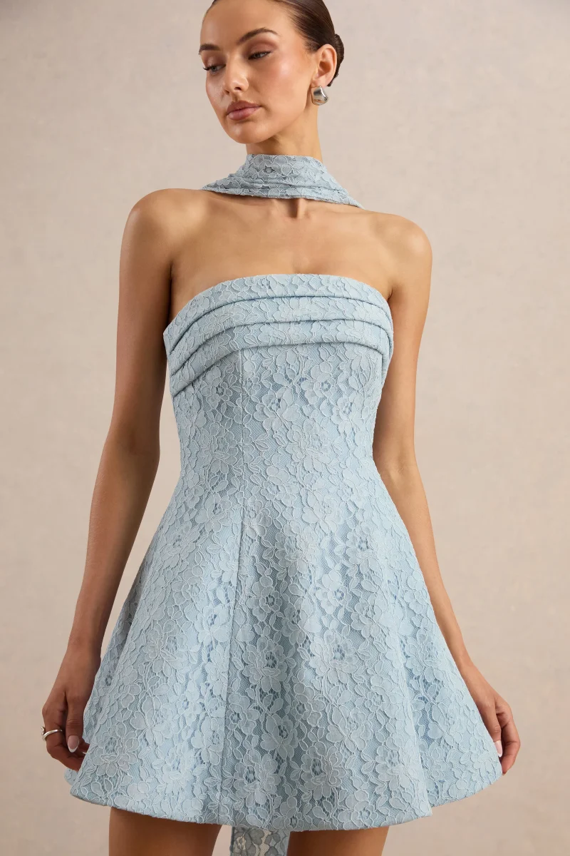 Elvara | Vestido Mini Azul Claro De Encaje Con Escote Bandeau Y Detalle De Pañuelo - Imagen 5