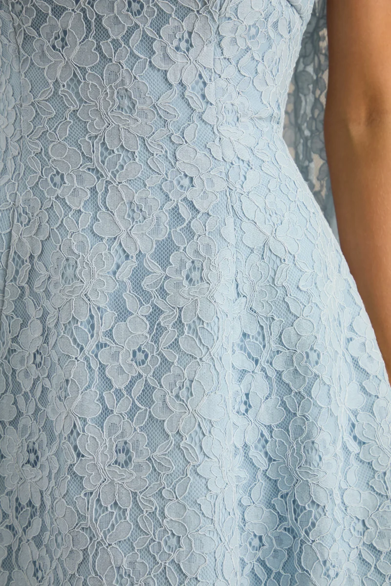 Elvara | Vestido Mini Azul Claro De Encaje Con Escote Bandeau Y Detalle De Pañuelo - Imagen 7