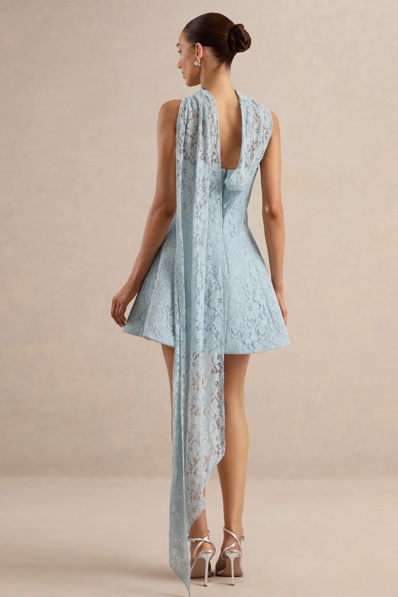 Elvara | Vestido Mini Azul Claro De Encaje Con Escote Bandeau Y Detalle De Pañuelo - Imagen 3