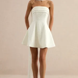 Elvara | Minivestido blanco de encaje con escote palabra de honor y detalle de pañuelo