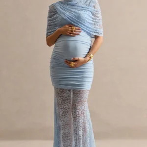 Bronta | Vestido Premamá Largo Azul Claro De Encaje Con Cuello Alto, Capa Corta Y Falda Transparente
