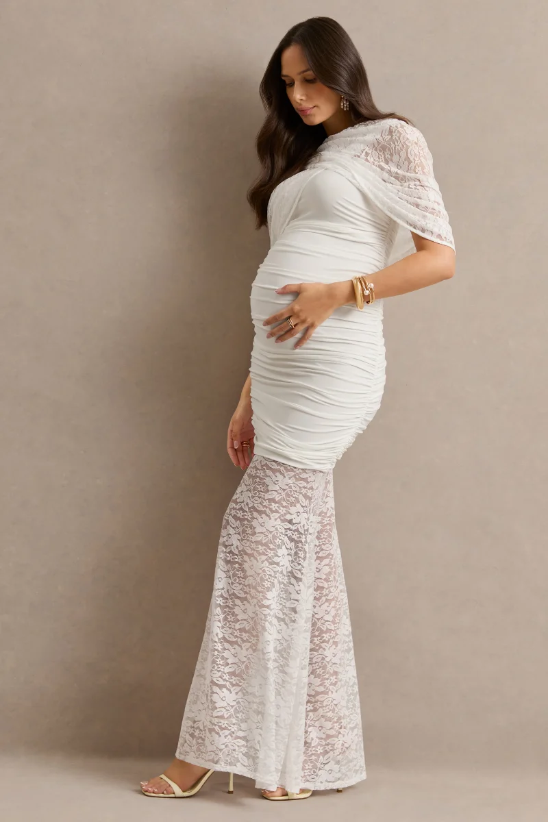 Bronta | Vestido Premamá Largo Blanco De Encaje Con Cuello Alto, Capa Corta Y Falda Transparente - Imagen 6
