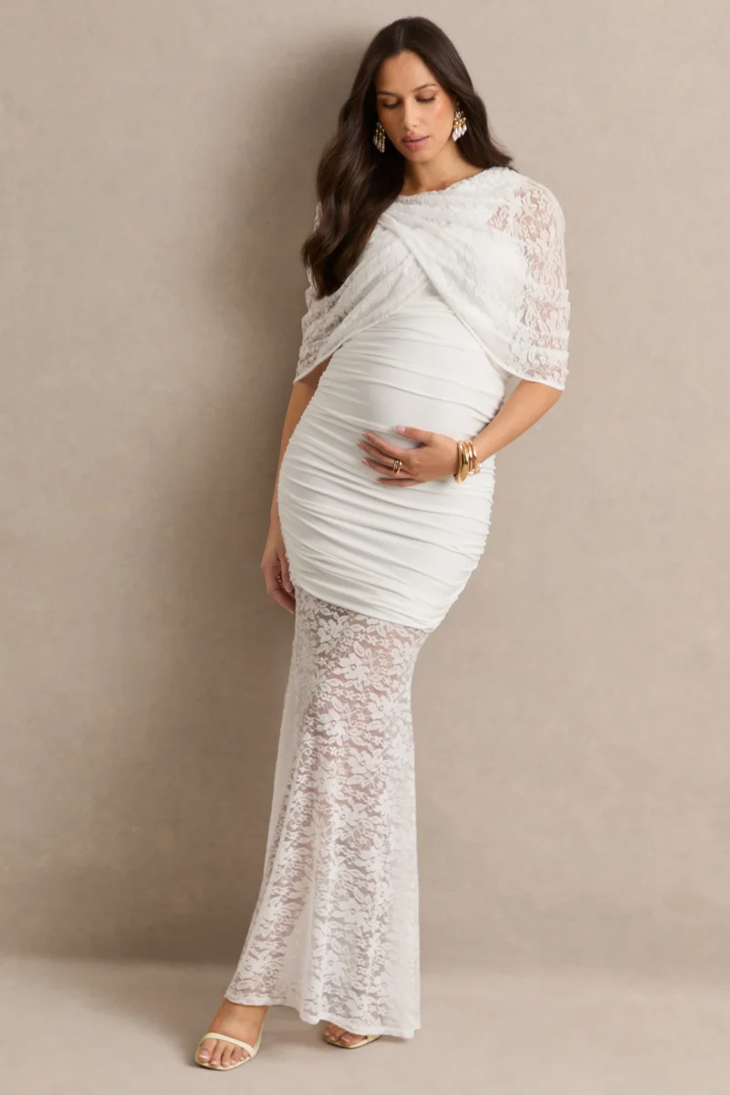 Bronta | Vestido Premamá Largo Blanco De Encaje Con Cuello Alto, Capa Corta Y Falda Transparente - Imagen 7