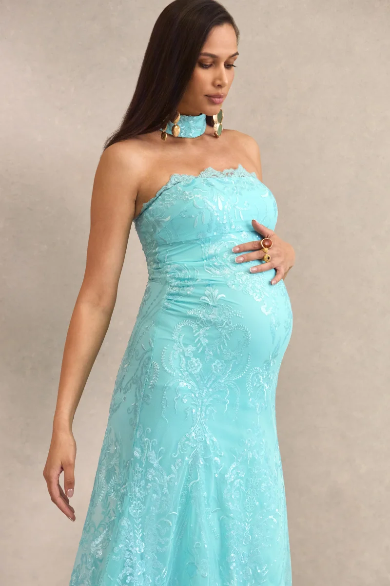 Sabriel | Vestido premamá largo de encaje turquesa con escote bandeau y detalle de cuellol - Imagen 4