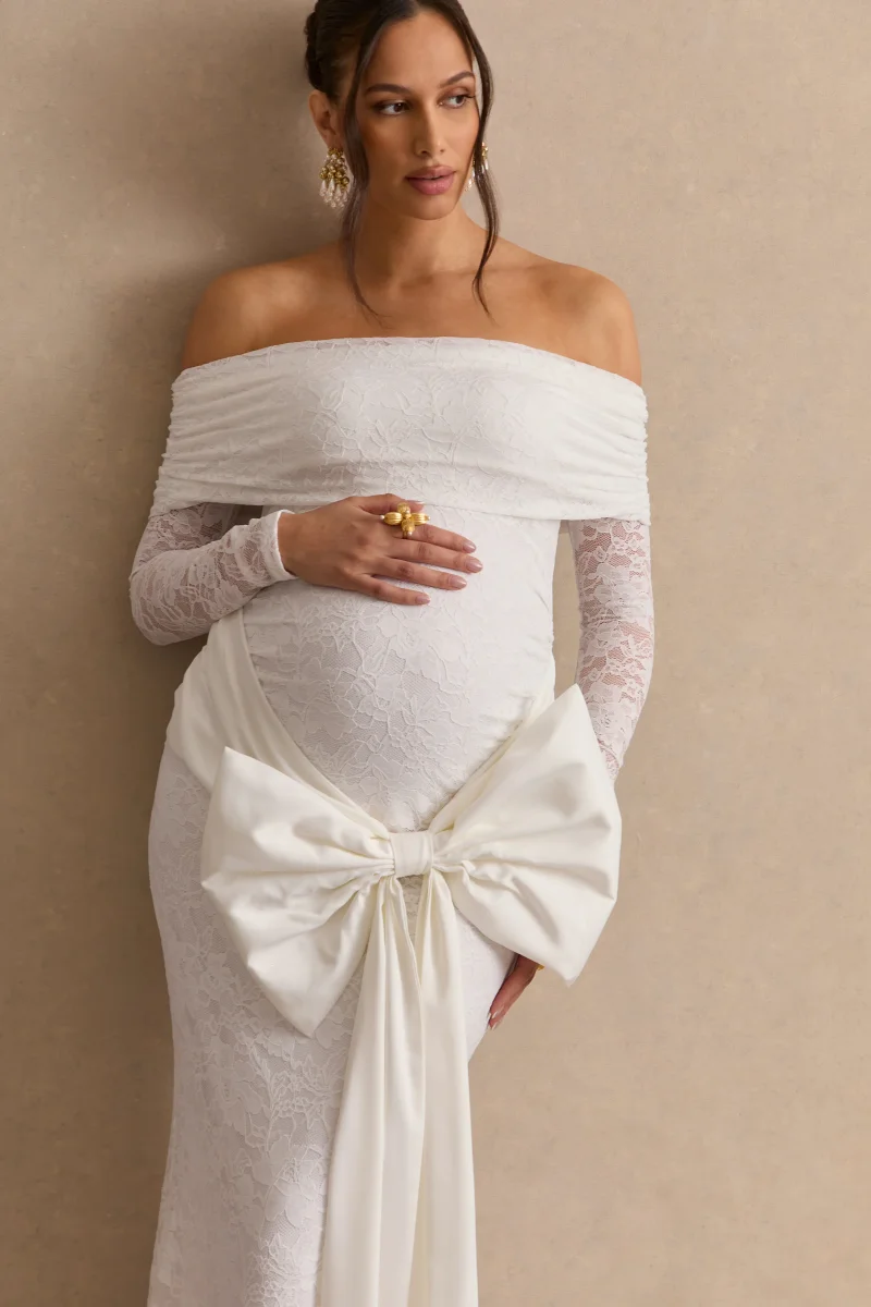 Solina | Vestido Maxi Premamá Blanco De Encaje Con Escote Bardot Y Detalle De Lazo - Imagen 4