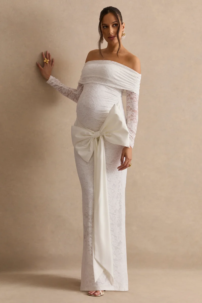 Solina | Vestido Maxi Premamá Blanco De Encaje Con Escote Bardot Y Detalle De Lazo - Imagen 7