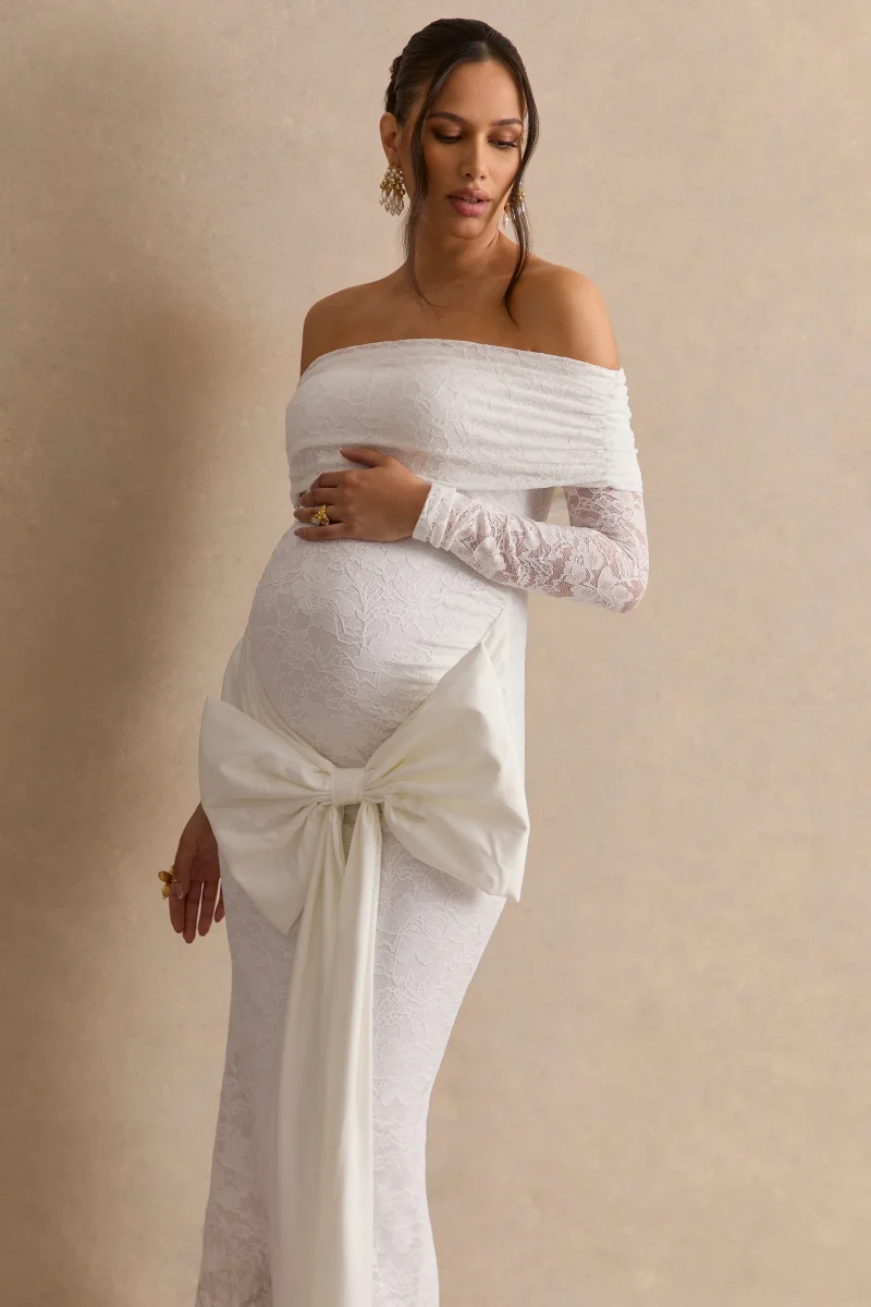 Solina | Vestido Maxi Premamá Blanco De Encaje Con Escote Bardot Y Detalle De Lazo - Imagen 6