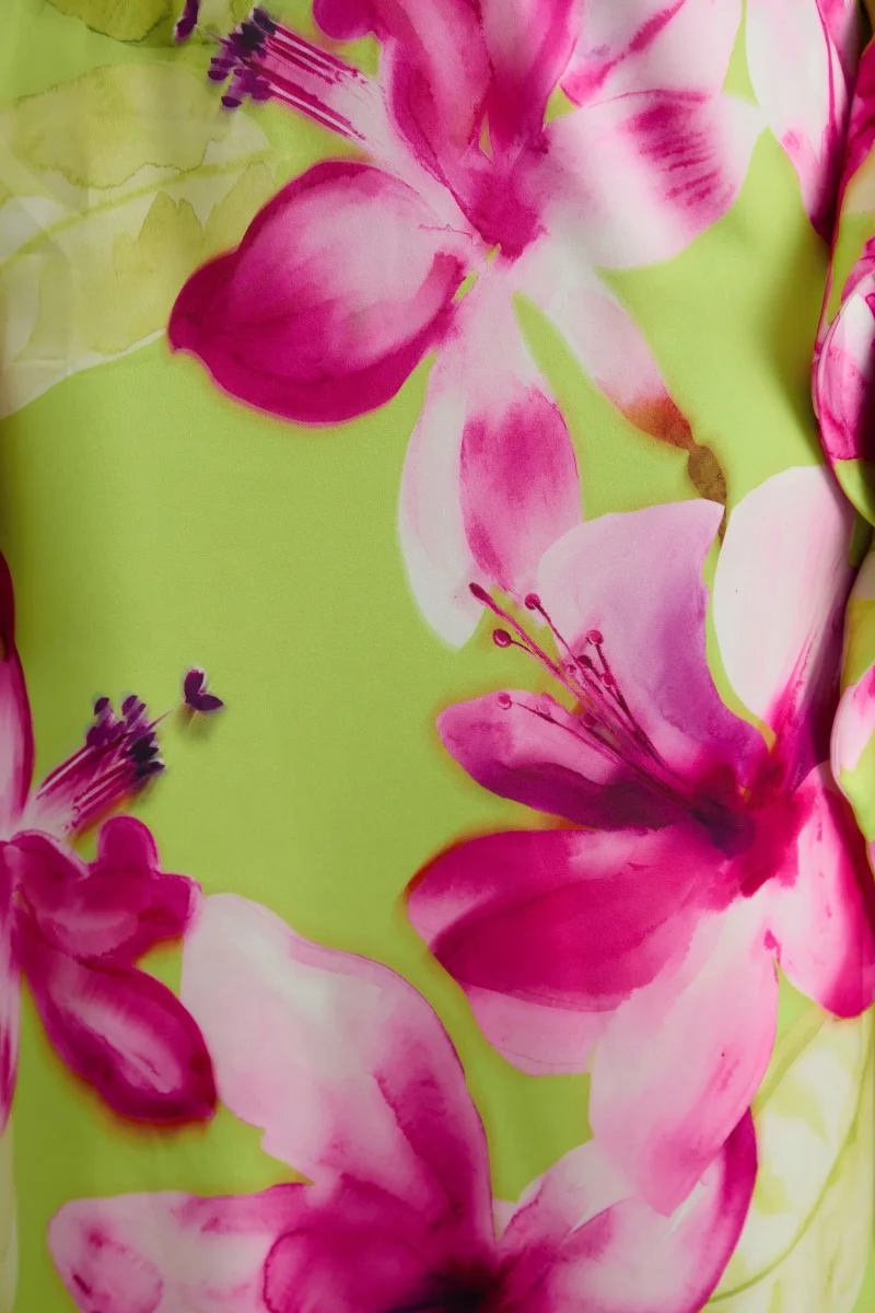Marcelina | Vestido Largo De Satén Con Estampado Floral En Lima Y Rosa Y Escote En V - Imagen 7