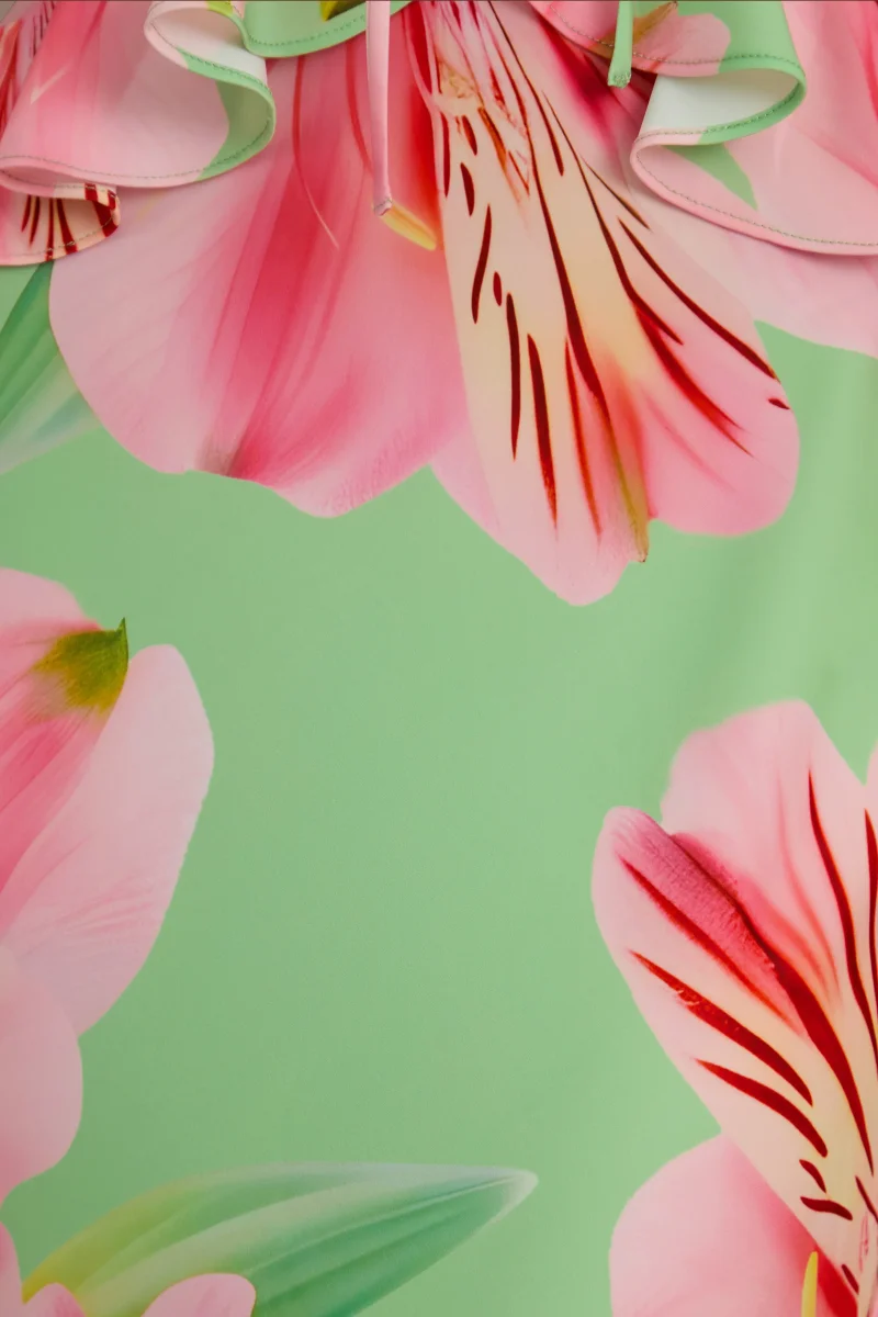 Marlen | Vestido Largo Verde Oscuro De Satén Con Estampado Floral, Escote Pico Y Volantes - Imagen 7