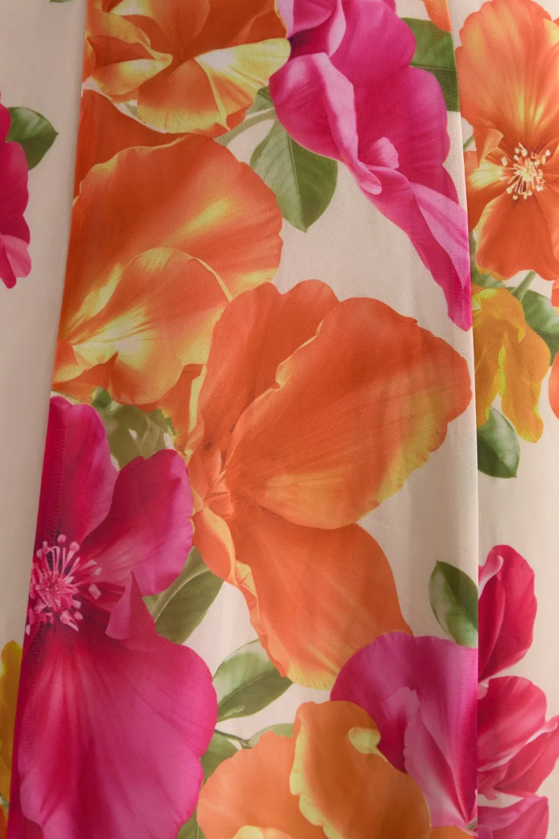 Naelle | Vestido largo de gasa con estampado floral naranja, escote pronunciado y detalles de volantes - Imagen 7