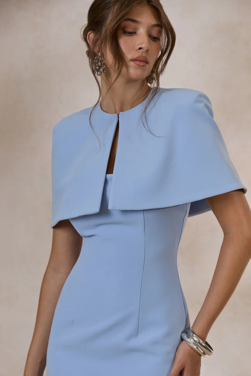 Celandia | Vestido Midi Azul Claro Con Capa Desmontable - Imagen 8
