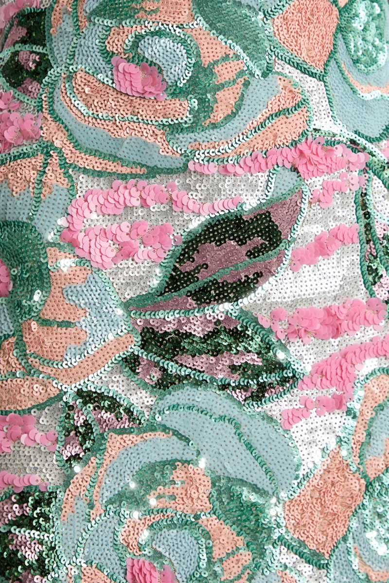 Xandra | Vestido Largo de Lentejuelas con Estampado Floral Azul Claro y Escote Palabra de Honor - Imagen 9
