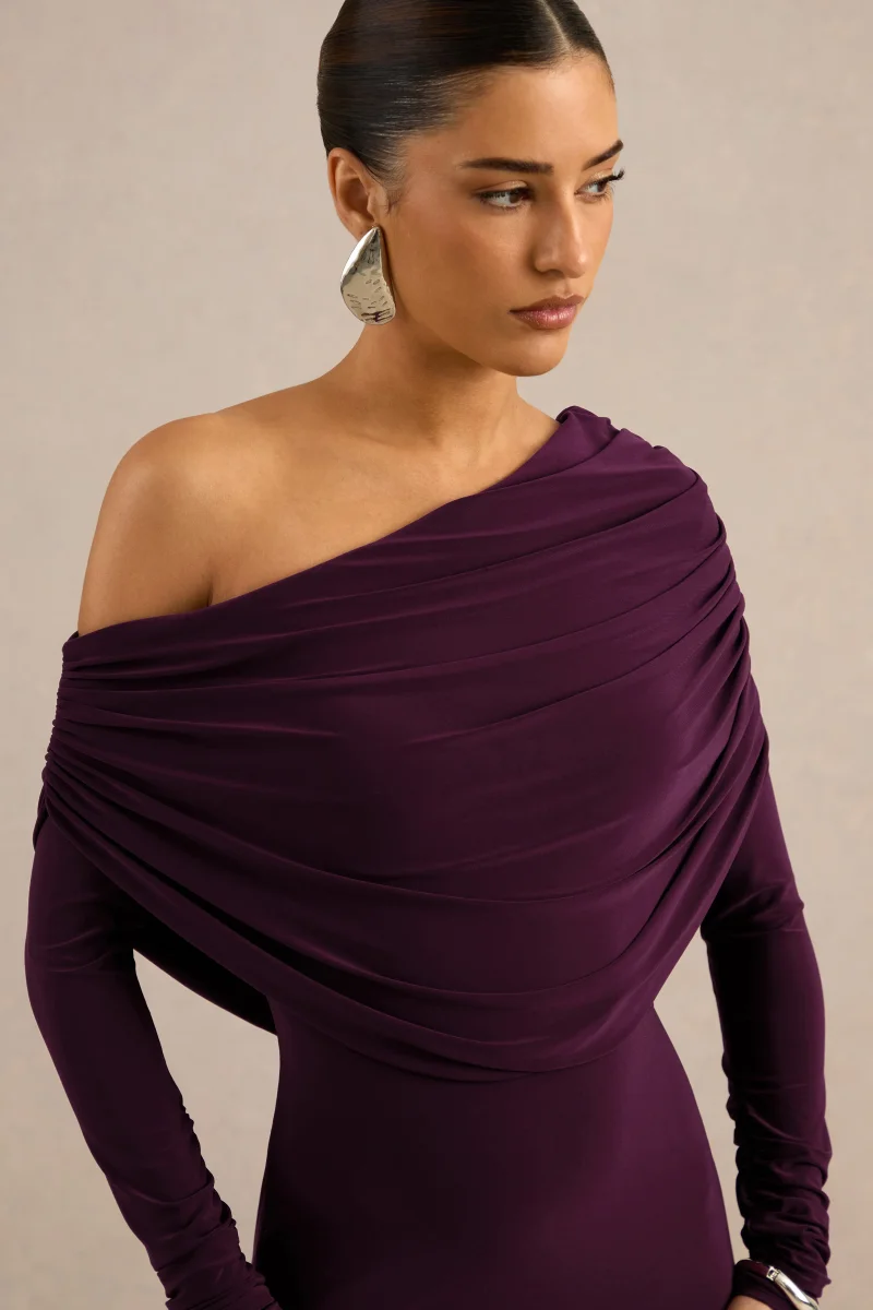 Cadia | Vestido maxi en ciruela con escote asimétrico y detalle drapeado - Imagen 6