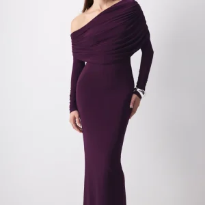 Cadia | Vestido maxi en ciruela con escote asimétrico y detalle drapeado