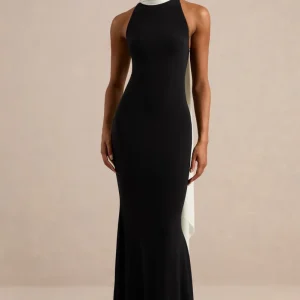 Calise | Vestido maxi en blanco y negro con cuello alto y detalle de capa