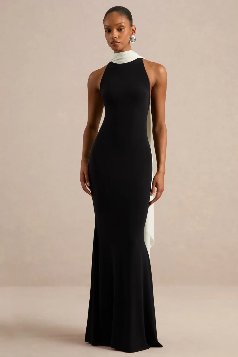 Calise | Vestido maxi en blanco y negro con cuello alto y detalle de capa