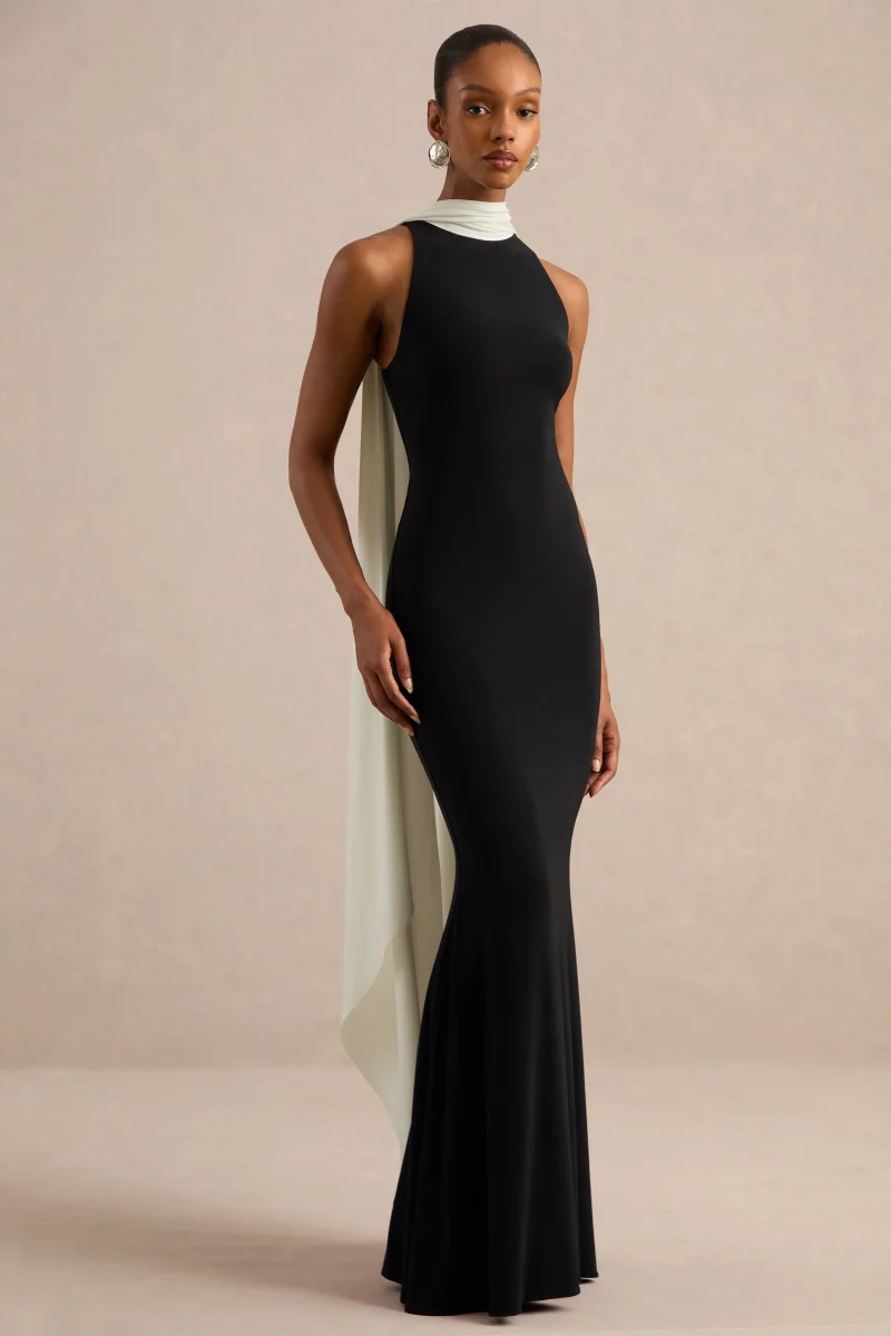 Calise | Vestido maxi en blanco y negro con cuello alto y detalle de capa - Imagen 5