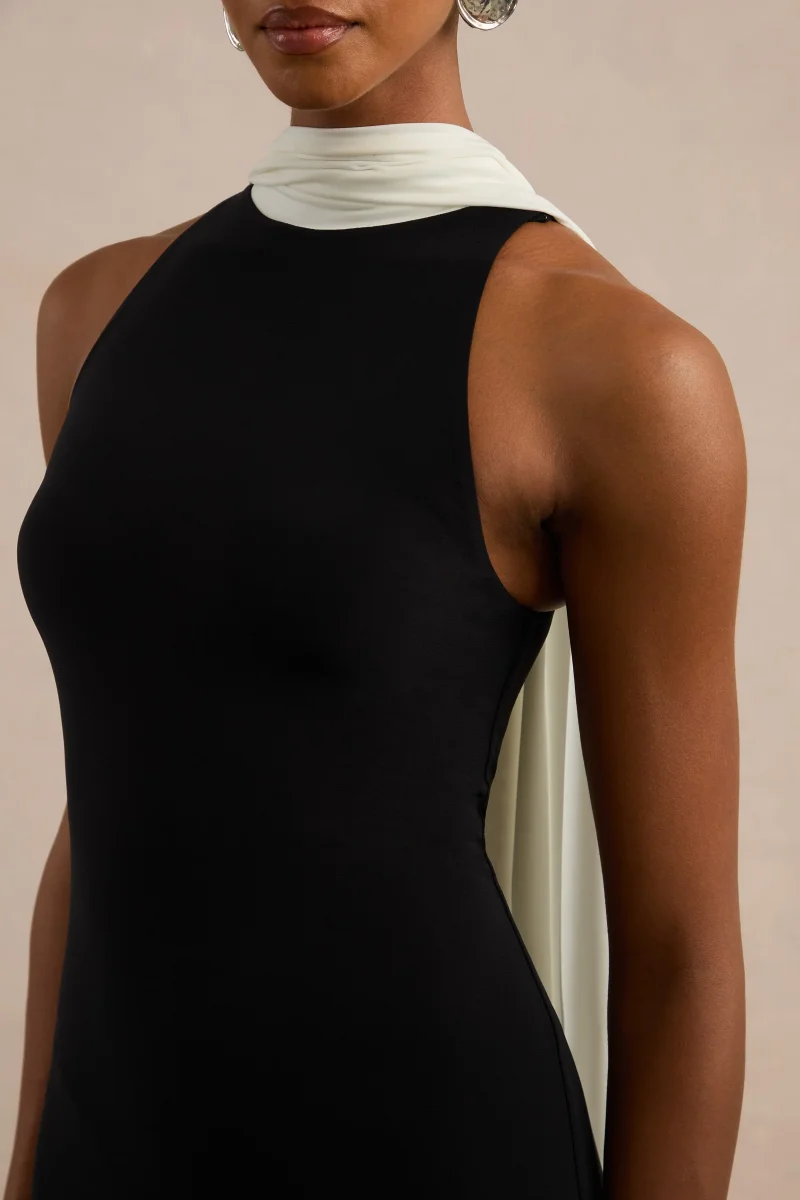 Calise | Vestido maxi en blanco y negro con cuello alto y detalle de capa - Imagen 7