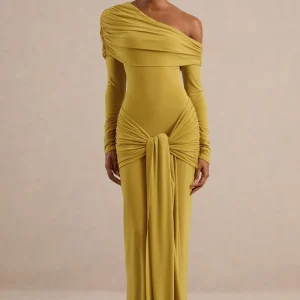 Avonlea | Vestido largo amarillo mostaza con escote asimétrico y drapeado