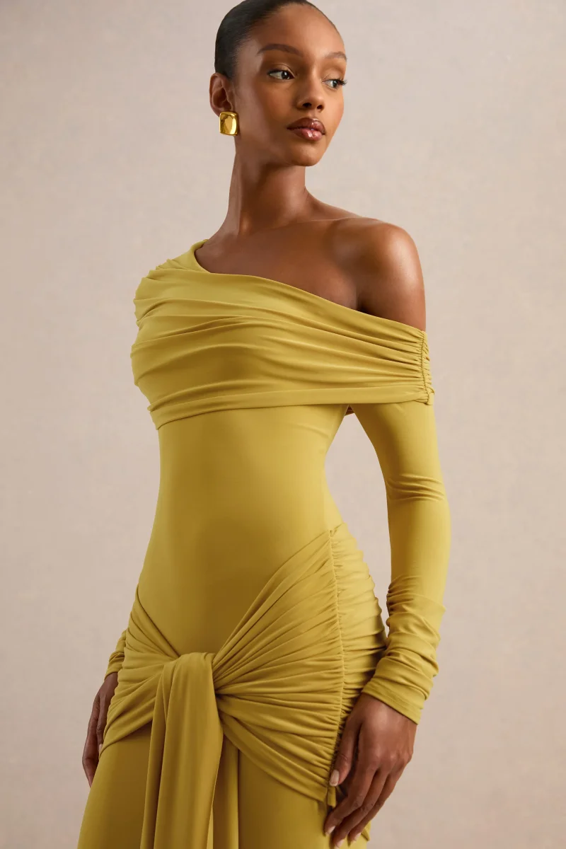 Avonlea | Vestido largo amarillo mostaza con escote asimétrico y drapeado - Imagen 5