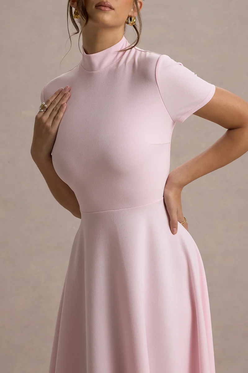 Bellona | Vestido Midi Rosa Claro Con Cuello Alto Y Bajo Asimétrico - Imagen 5