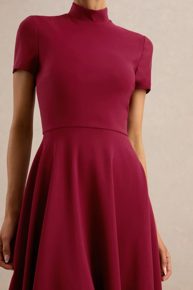 Bellona | Vestido Midi Burdeos Con Cuello Alto Y Bajo Asimétrico - Imagen 5