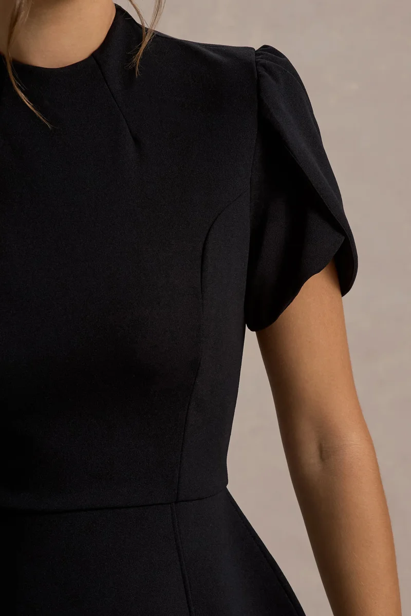 Carabella | Vestido Mini Negro Con Cuello Alto Y Mangas Cortas Abullonadas - Imagen 7