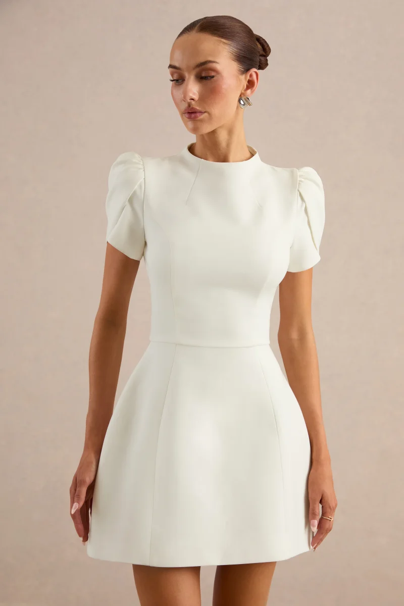 Carabella | Vestido Mini Blanco De Cuello Alto Y Manga Corta - Imagen 5