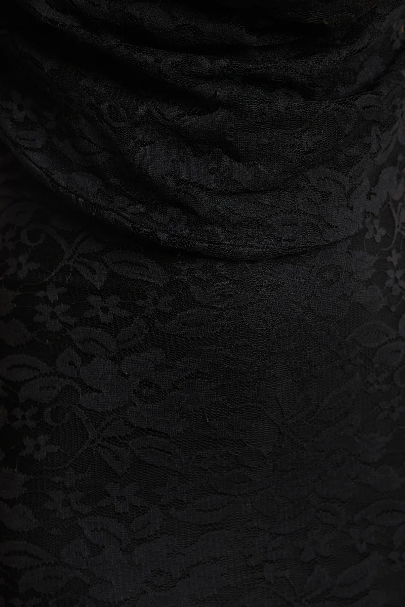 Magda | Vestido largo negro de encaje con escote drapeado de pronunciado escote en V y detalle de cuello - Imagen 7