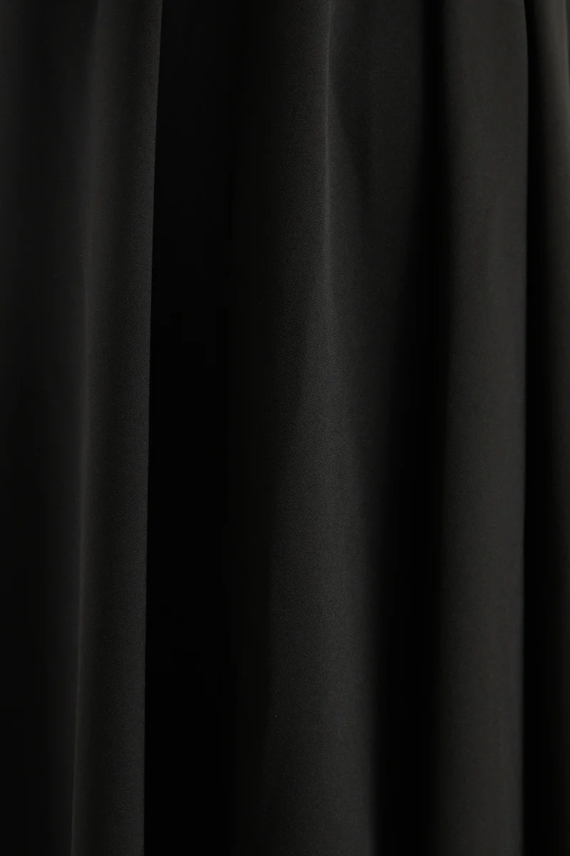 Meriellea | Vestido midi en negro con escote corazón - Imagen 6